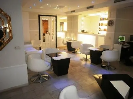 Otel La Favorita Tiran