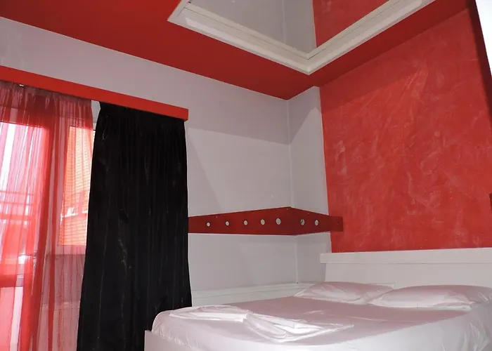 Otel La Favorita Tiran