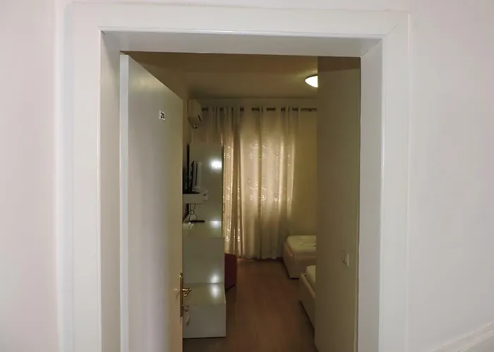 Otel La Favorita Tiran